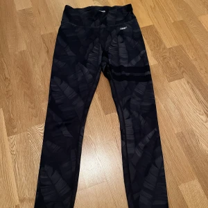 Stronger tights - Säljer mina stronger tights med ett väldigt fint mönster på, är väldigt sällan använda