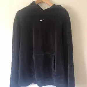 Velour Manchester tyg svart Nike central Nike logga i storlek Xlarge 