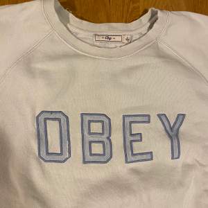 Vintage obey-tröja i bra skick förutom att O är lite skadad.
