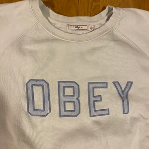 Obey - Vintage obey-tröja i bra skick förutom att O är lite skadad.
