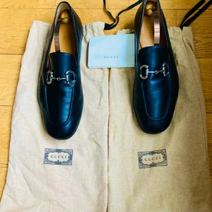 Äkta Gucci Loafers, skin i bra skick. Nypris ca 7.700 :- - Fina loafers från Gucci i bra skick, Väl omhändertagna.  Storlek 42, passar även 43.  Ca 4 år gamla, nypris 7.700 :-  Säljs för 3.500 :-  Finns i Sthlm city!