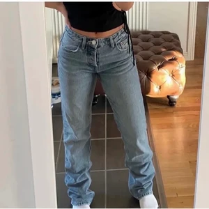 Zara mid rise jeans! - Säljer zara mid rise jeans då dom har blivit för små! Dom är i bra skick, köparen står för frakten!💓💓