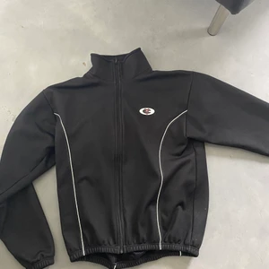 Bomberjacka  - Inköpt på Humana för 250kr. Varm, perfekt för våren/hösten. Storlek L men passar en S/M om man vill ha lite baggy fit. 