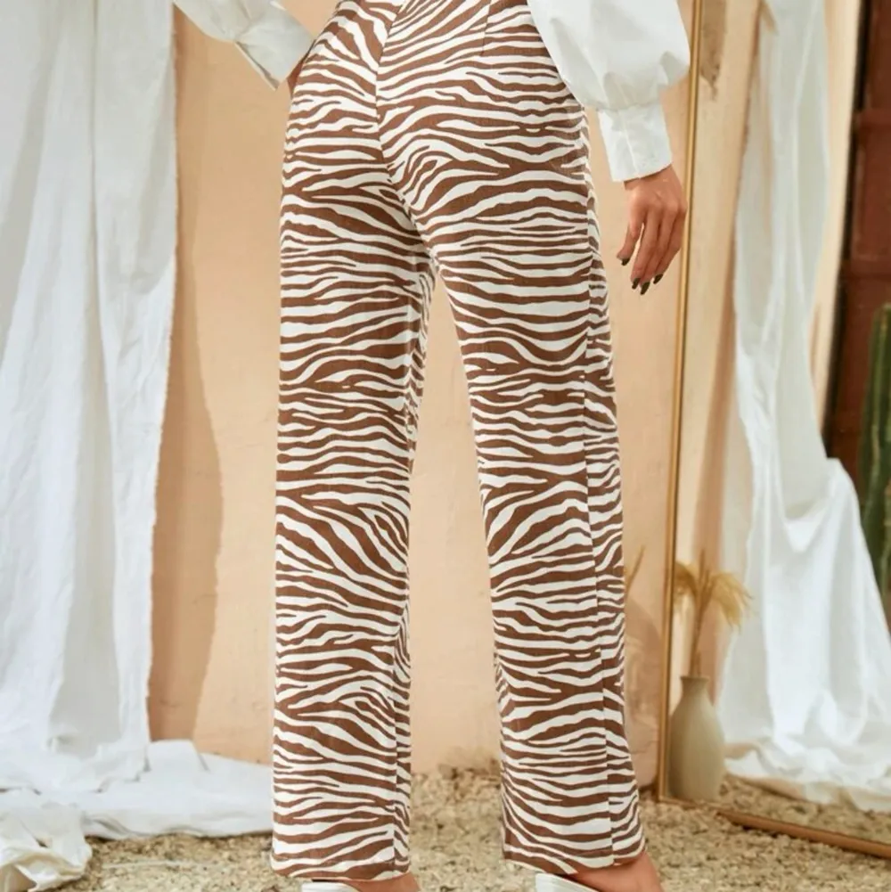 ett par zebramönstrade byxor från shein i storlek S! sjukt snygga byxor. Jeans & Byxor.