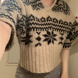 Tröja - Så söt kort tjockare tröja med luva! Står ingen storlek men skulle själv säga att det passar upp till M! Skriv vid intresse🖤 Köparen står för frakt