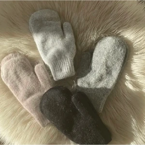 Vantar  - Jättegosiga vantar i ull, kommer i svart, mörkgrå och vit, men få kvar så är först till kvarn! 289kr/st✨🍂🤍 TRYCK INTE PÅ KÖP NU❗️