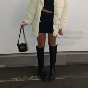 Höga boots  - Stl 37. Köpta från prettylittlething. Knappt använda. 