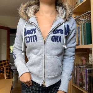Fluffig hoodie - En hoodie eller jacka med foder från märket Aberchrombie and fitch. Fodret är fake päls och den är väldigt varm och figursydd. ✨Passar ngn med stl xs-s. 