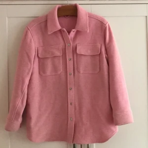 Härlig Höstjacka - Skön, varm höstjacka i storlek 32 / small. Material 60% ull. Funkar även som tröja. Nypris 1000kr. Använd en säsong. Inga fläckar. 