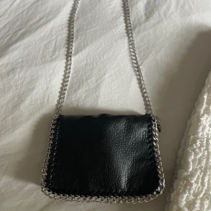 Tiamo väska  - Säljer nu min superfina tiamo väska. Använd ett par fåtal gånger så den är i jätte fint skick! Köpte den för 500kr på scoret, men den kommer tyvärr inte till användning 💓skriv för mer bilder och pris kan diskuteras. Köparen står för frakten🖤