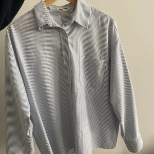 Djerf Avenue Breezy Shirt - Sällan använd Breezy shirt skjorta från djerf Avenue, den blårandiga. Storlek S! Tar endast Swish på denna! 