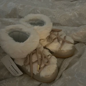 Vinterskor  - Helt nya super mysiga och fina vinterskor från märket prima moda, med prislappen kvar. Inuikii liknande skor. Säljer för att jag köpte två par.  Helt slutsålda ☺️🫶🏼Det är i storlek 37/38 men skulle säga att det passar från 36,5-38,5.  