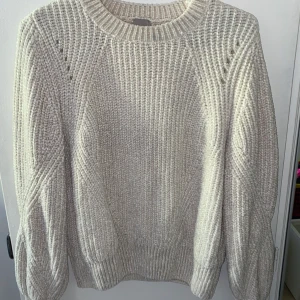 Stickad tröja - En vit/beige stickad tröja som inte kommer till användning. Den är från HM och är i bra sick