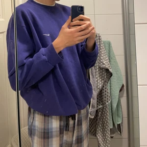 Nike sweatshirt - Asball 90s nike sweatshirt i en blå/lila färg storlek L. Går att använda köp nu funktionen