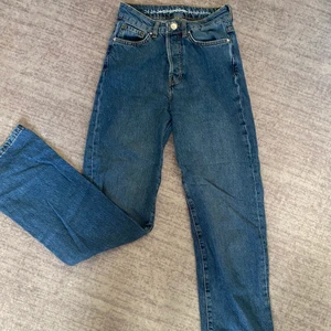 Bikbok jeans - Jättefina och sköna raka jeans. Långa i benen och sitter som en smäck. Bra skick men säljer då det tyvärr inte passar längre.💙 Midja:24 och längd:32