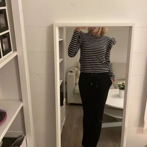 Randig långärmad topp - Jättesöt topp köpt från zara för några månader sedan⚡️🤩 Jättebra skick endast använd några gånger, inga märken av användning🫶🏼 (Lånade bilder, dm gärna för fler bilder)💓 Kan mötas upp eller frakta💕