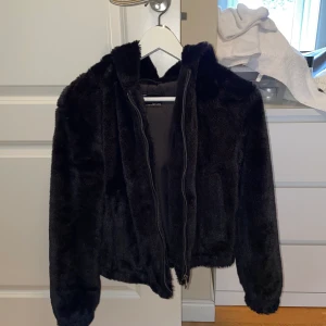 Jacka, pull&bear, svart, XS, höst, fluffy, vinter - Använt denna jacka ett tag, väldigt gosig och mjuck, storlek S från Pull&Bear passar också en S hör av er för mer info 