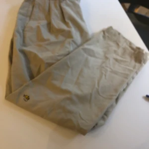 Dockers classic straight leg chinos - Säljer nu ett par straight legged chinos med en ascool getingslogga på benet då de inte kommer till användning skriv för fler bilder, info eller om du har frågor
