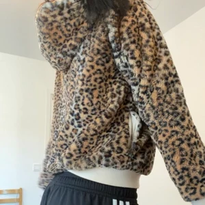 leohoodie - en chillhoodie den är väldigt chill och lätt att chilla i