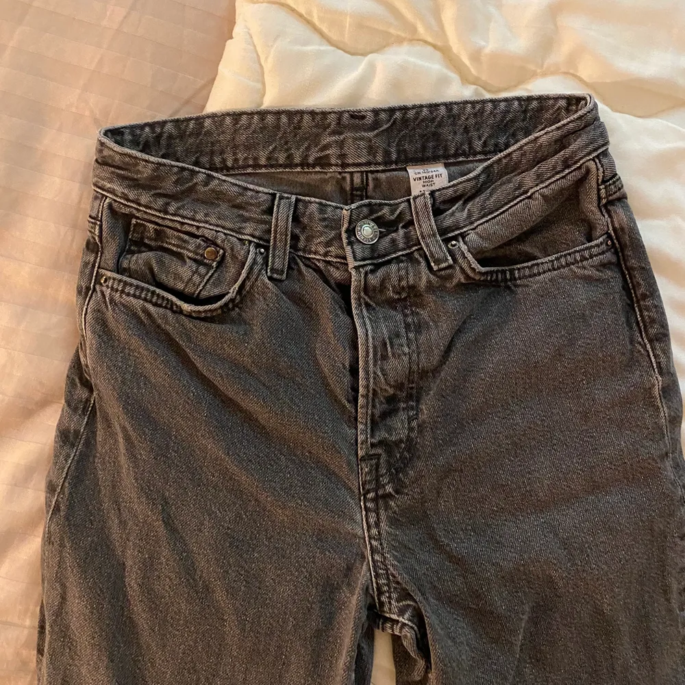 Säljer ett par gråa jeans från monki i storlek 25. I väldigt bra skick . Jeans & Byxor.