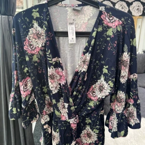 Ny blus - Helt ny blus, stl XS (stor i storleken)