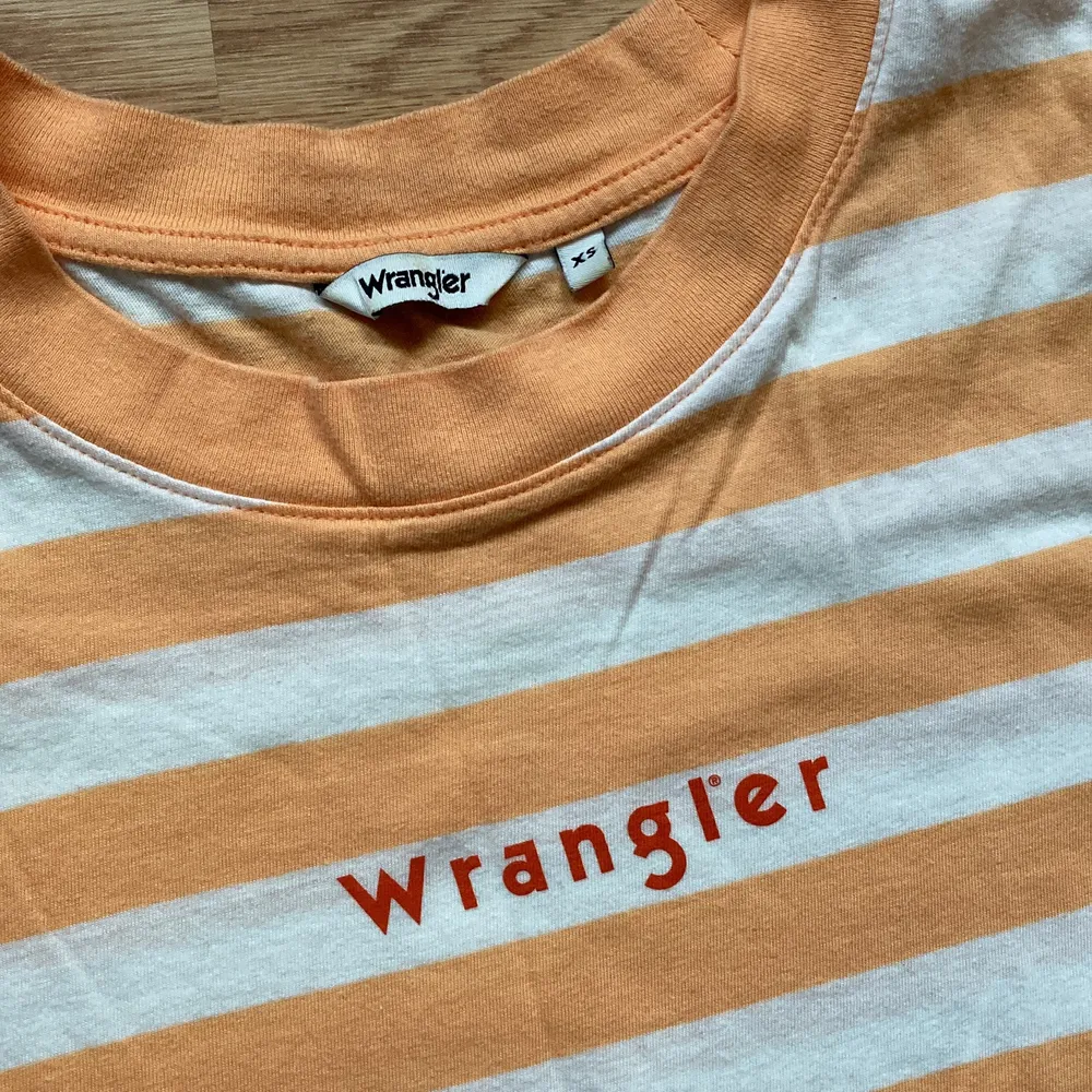 nice wrangler t-shirt köpt på carlings för ett tag sen. storlek xs. använd men har inga defekter. möter upp i stockholm, annars står köparen för frakten. T-shirts.