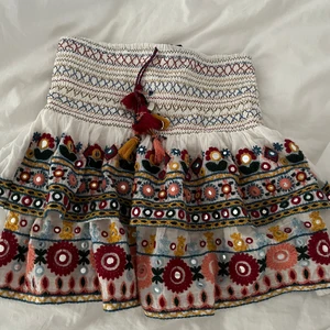 Zara kjol  - Hej!!💗 Jag säljer denna kjol för att jag inte har på mig den så mycket längre och är inte helt min stil! Om man vill så kan jag tvätta kjolen innan den postas!💗 