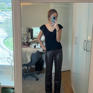 Bruna skinnbyxor - Säljer dessa bruna skinn byxor från Bikbok! Dom är i exakt samma skick som dom var när jag köpte dom! Storlek 34.