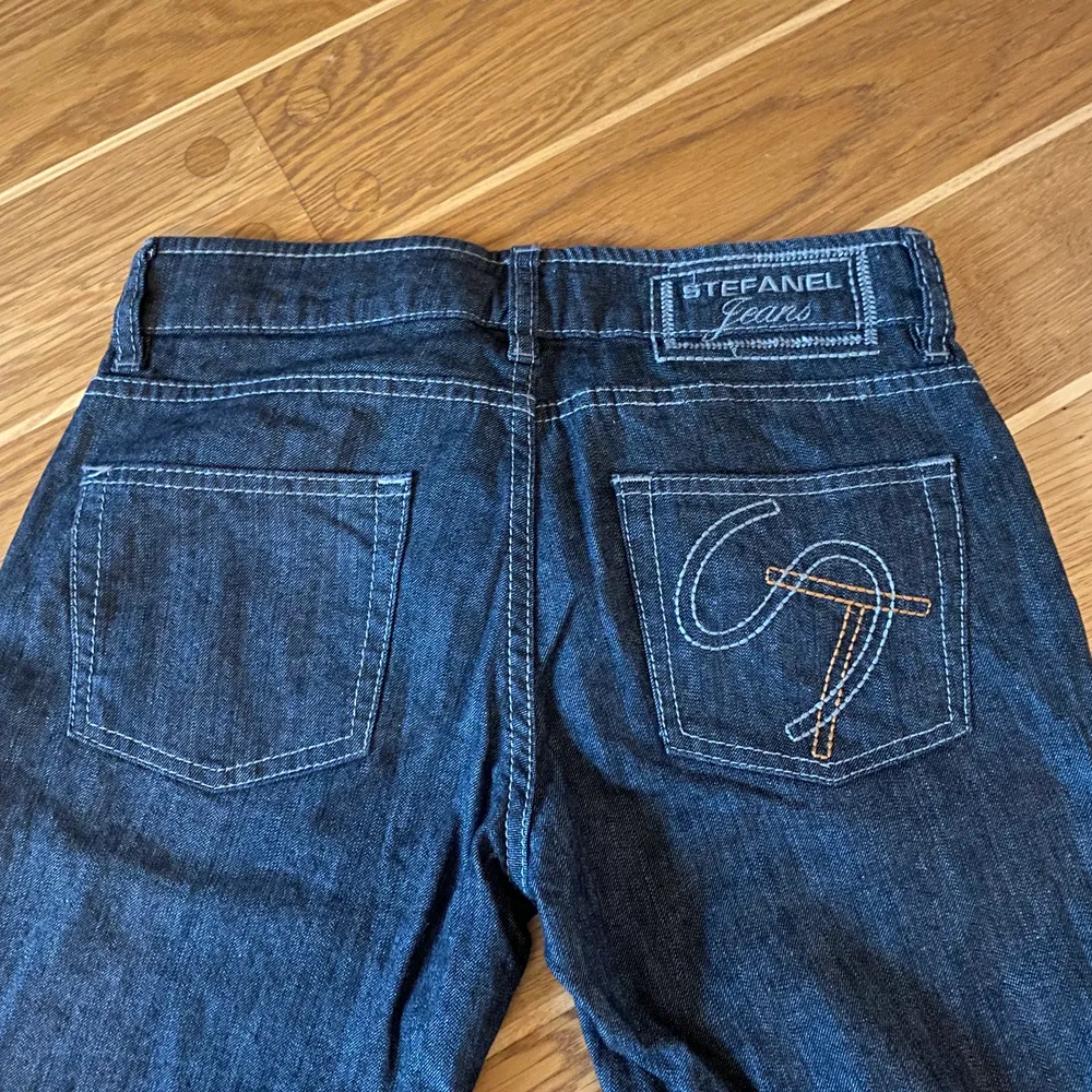 Säljer mina fina stefanel jeans. I nyskick , bara testade en gång och har kvar prislappen. Vet tyvärr inte vilken storlek dom är pågrund av att det inte står men skulle säga att dom passar som 32/34 ungefär 💞. Jeans & Byxor.