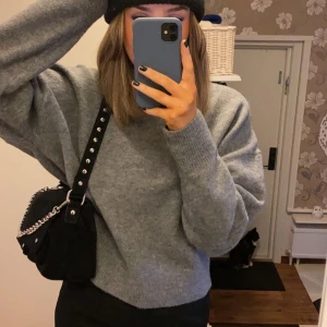 Stickad tröja från zara  - Jättefin stickad tröja från zara, köptes förra hösten. Använd fåtal gånger eftersom jag har flera likadana. Jättefint skick!!  Köpt för 399 på zaras hemsida. Köparen står för frakten!!❤️‍🔥