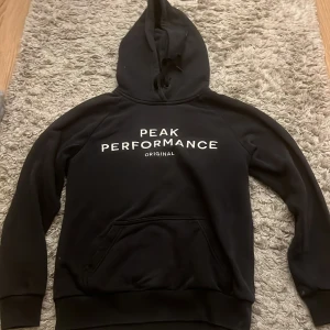 PEAK PERFORMANCE tröja - Fin tröja från peak performance. Använd men i fint skick. Köparen stör för frakt! 