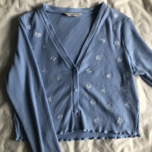 söt topp - en topp med blom detaljer 💙