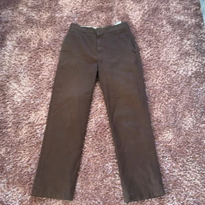 Bruna Dickies  - Yo! Bruna Dickies i den klassiska modellen 874. Använda men i bra skick!  Storlek W32/L34 