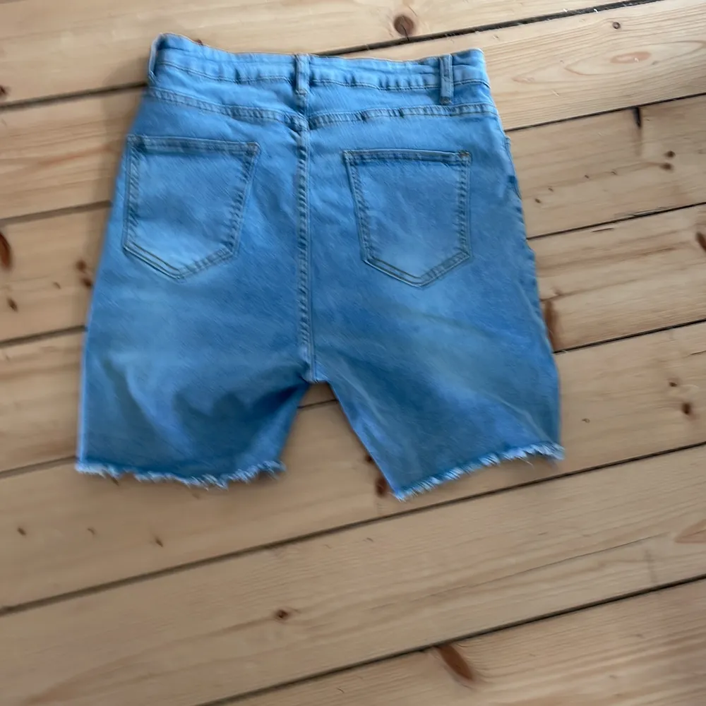 Snygga jeans shorts. Aldrig använda. Köpta från SHEIN. Mycket stretch. Storlek XL. Tyvärr lite för stora för mig. Köpta för 159kr säljer för 50kr. Köparen står för frakten. Kontakta för fler bilder och överenskommelse😁. Shorts.