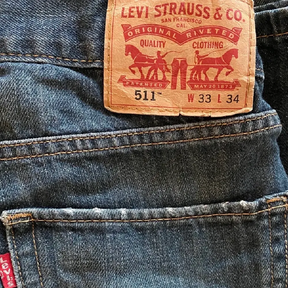 Levis jeans, jättefina dock insydda i midjan. Lånade bilder från tjejen jag köpte från. Frakten står köparen för, hör gärna av er vid frågor.. Jeans & Byxor.