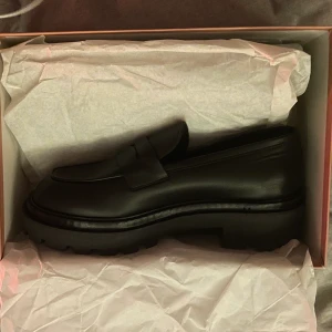Vamsko skor - Helt nya, ”selma loafers” strl 40 från Vamsko, aldrig använda. Frakten diskuteras, säljer för min syster