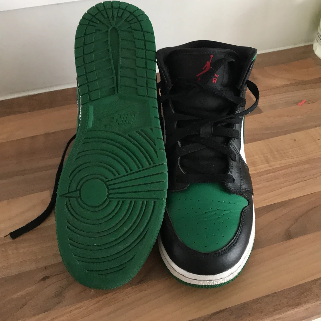 Air Jordan 1 mid green toe