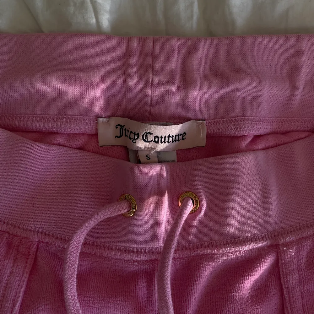 Juicy Couture byxor i färgen rosa. Knappt använda och är i fantastiskt skick. Byxorna i storlek S och är självklart äkta! Säljs för 1000kr + frakt (57kr). . Jeans & Byxor.