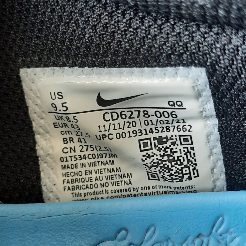 Ett par mycket fina Nike SB Chron Solarsoft, passar perfekt som skateskor eller sneakers. De har använts för att skejta så därav lite märken och slitage. Säljes på grund av att de är för små. 350kr eller 300kr vid snabb affär! Nypris: 650kr. Skor.