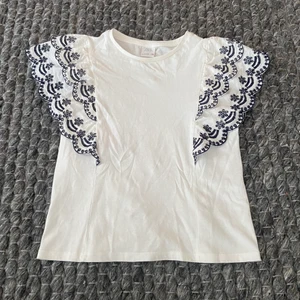 Zara topp - Säljer denna zara topp!  Som ny. Säljer för 60 kr storlek 152 skulle säga som xxs ungifär❤️