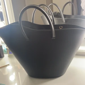 Little liffner medium tulip tote bag  - Säljer min little liffner medium tulip tote bag.  Digitalt kvitto finns  Hör av vid intresse 
