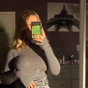 Polotröja - En tunn svart och vit randig långärmad polotröja, knappt använd och i bra skick