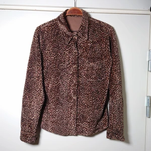 Leopardskjorta - Leopardskjorta i typ plysch, mjuk och skön. Ingen storleksmärkning men är som en M 🌿