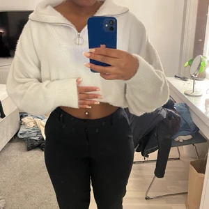 Stickad vit tröja - Säljer denna superfina tröjan från H&M. Har ett supersnönt matrieal. Är i strl L men passar mig som vanligtvis bär S/M