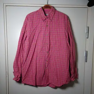 En klassisk rutig skjorta i cerise/rosa/röd/orange. Funkar bra som oversize🌿