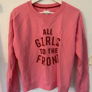 Gant strl S - Rosa tröja från Gant med röd text (lite ljusare i verkligheten). Knappt använd.