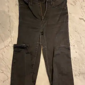 Svarta Levi’s premium jeans. Knappt använda i bra skick. Storlek 27, slim och Högmidjade.