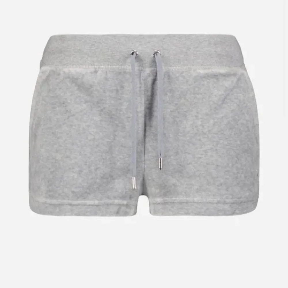 Säljer mina fina juicy shorts i färgen ljus grå. Jätte sköna och bra skick 👍🏼Säljer pga ingen andvändnibg och andvända 3-5 gånger ungefär 😘 nypris var 750kr. Shorts.