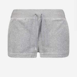 Säljer mina fina juicy shorts i färgen ljus grå. Jätte sköna och bra skick 👍🏼Säljer pga ingen andvändnibg och andvända 3-5 gånger ungefär 😘 nypris var 750kr