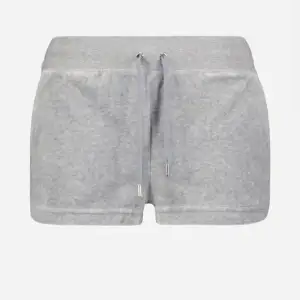 Säljer mina fina juicy shorts i färgen ljus grå. Jätte sköna och bra skick 👍🏼Säljer pga ingen andvändnibg och andvända 3-5 gånger ungefär 😘 nypris var 750kr